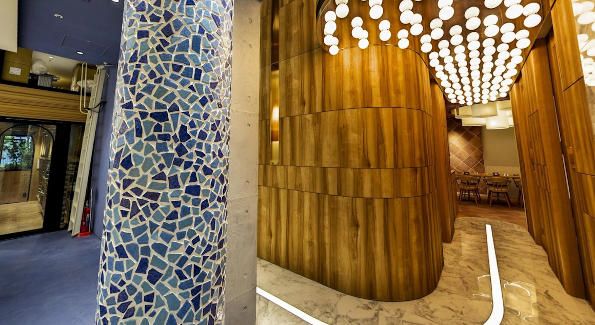 回廊一つ々々に様々な装飾を施しました。特別感のある空間もお楽しみください。